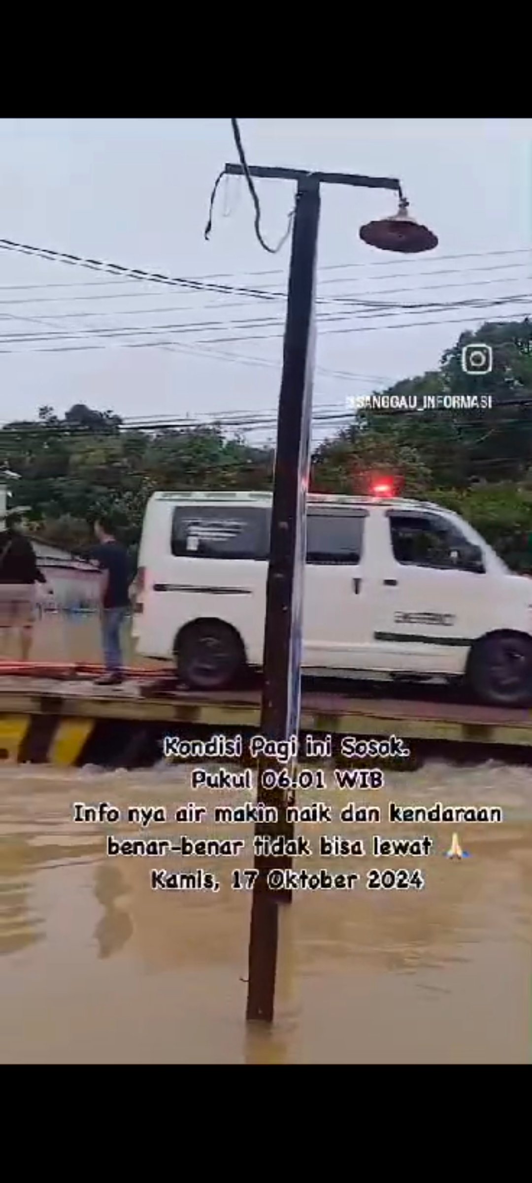 Situasi Sosok, banjir air hampir capai atap rumah