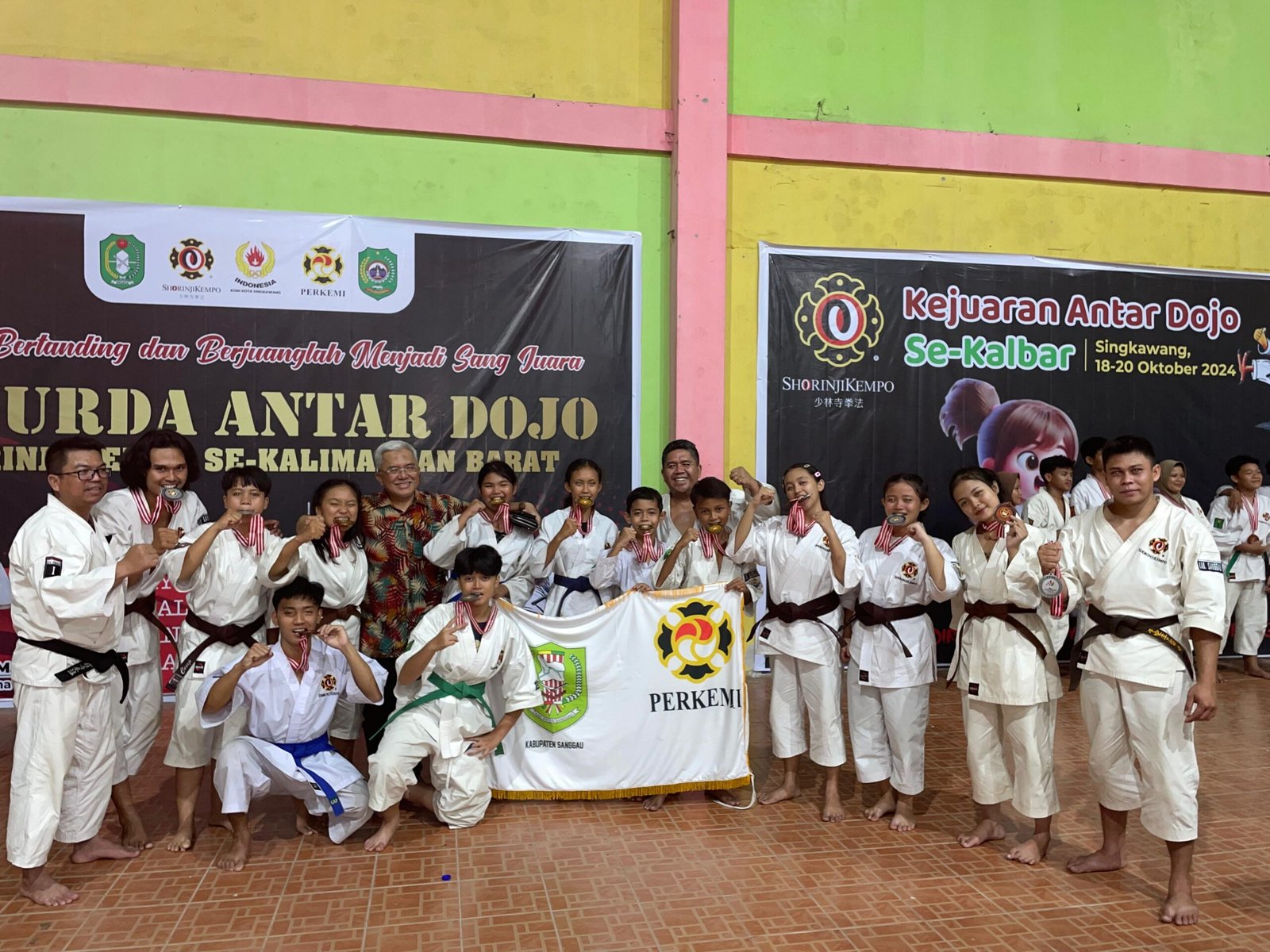 Tim Embu Beregu Yunior Shorinji Kempo Dojo Parindu Sukses Raih Medali Emas di Kejurda Antar Dojo Se-Kalbar di Singkawang