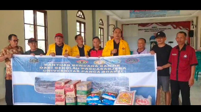 Bapak Jumadi, S.Sos, M.Pd dan Tim Pascasarjana Universitas Panca Bhakti Pontianak Salurkan Bantuan untuk Korban Banjir di Darit