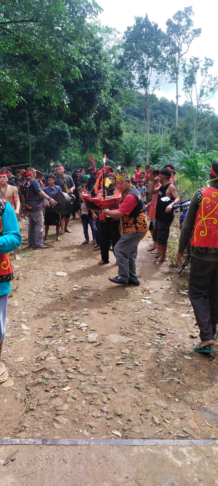 Kepala Desa Peruan Dalam, Bapak Robert Jhonson, Berpartisipasi dalam Acara Budaya “NYESER” di Desa Peruan Dalam, Kec. Tayan Hulu, Kabupaten Sanggau