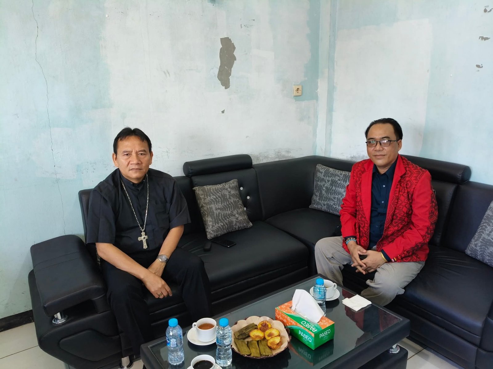 Pertemuan Bermakna: Moses Thomas dan Uskup Sanggau Bahas Masa Depan Adat dan Budaya Dayak