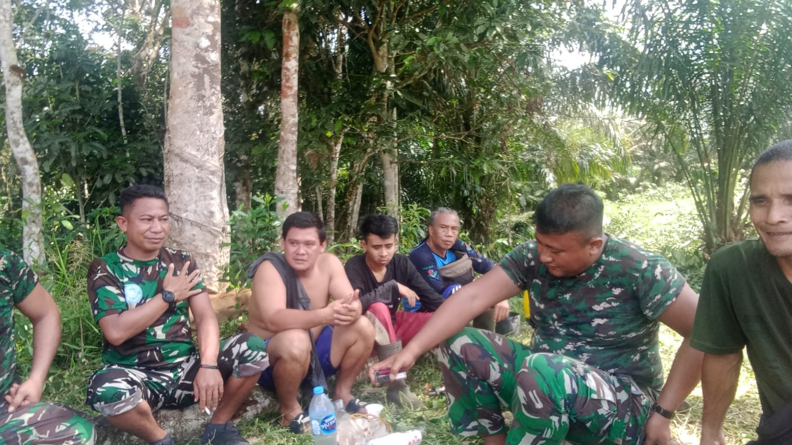 Pemerintah Desa Suka Gerundi Gelar Kerja Bakti Bersama Guru, Komite Sekolah, dan TNI Babinsa