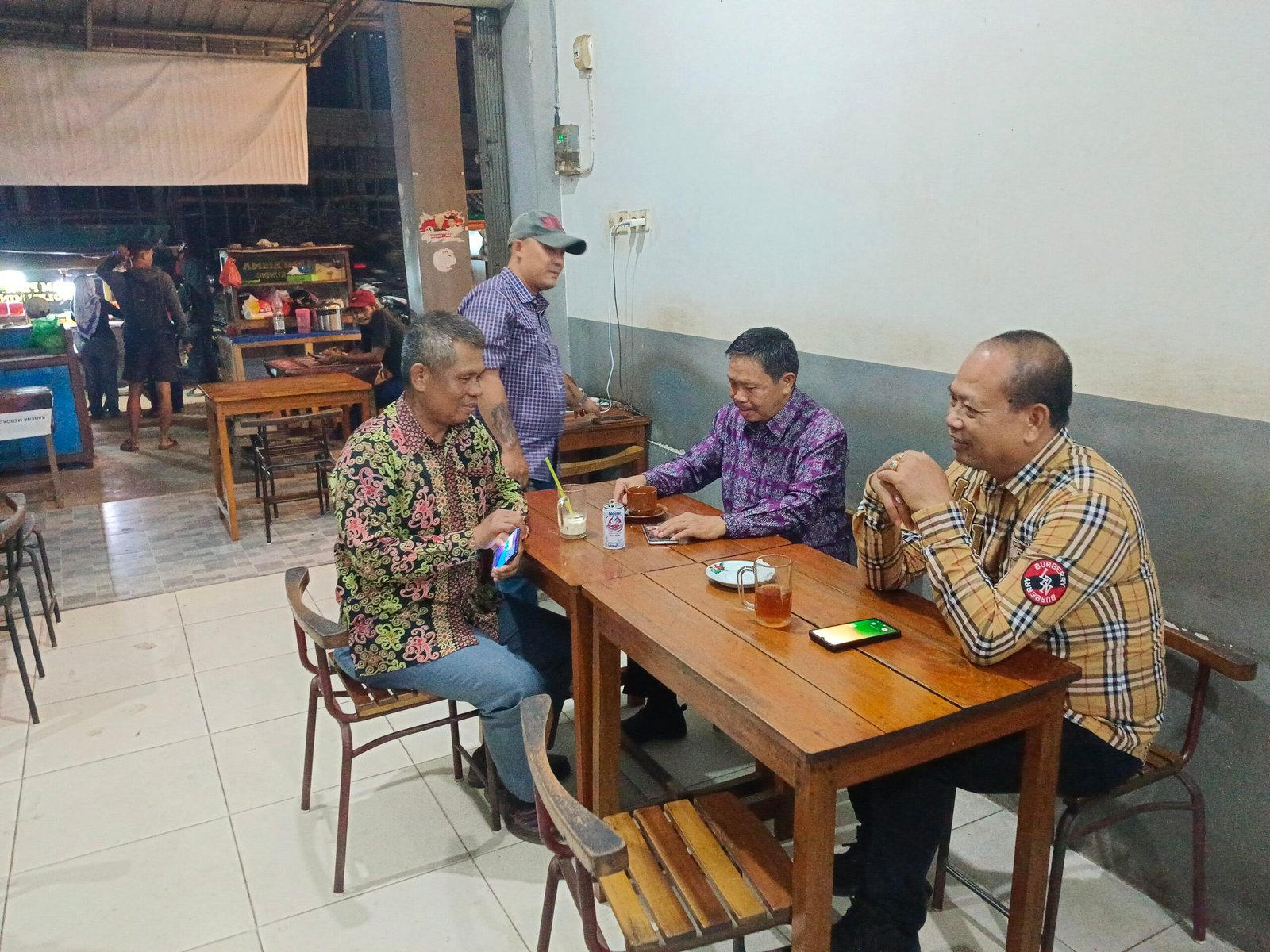 Ketua Yayasan Warisan Perjuangan Hidup (WPH), Bapak Jumadi, S.Sos., M.Pd., meluangkan waktu untuk ngopi dan sharing bersama para dosen Sekolah Tinggi Teologi Grace International (STT-GI)